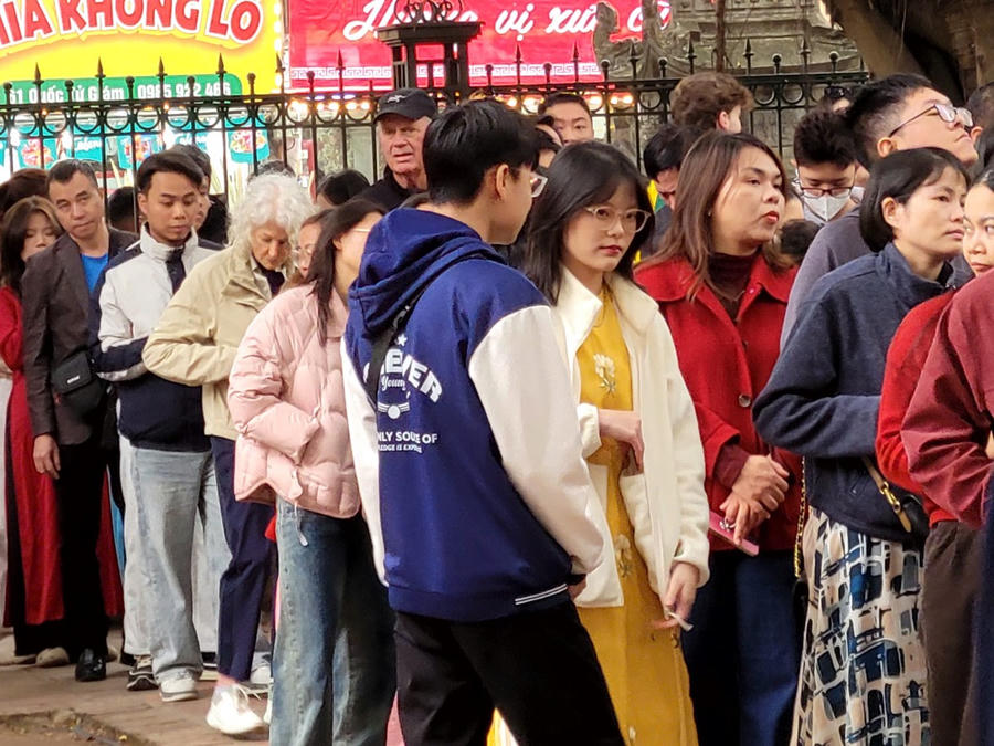 Rất đông người dân ở Thủ đô cùng du khách xếp hàng chờ mua vé. (Ảnh: Phạm Duy)
