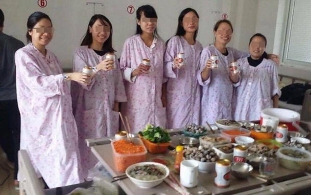 Thậm chí những bà bầu này còn thản nhiên uống bia. (ảnh Facebook)