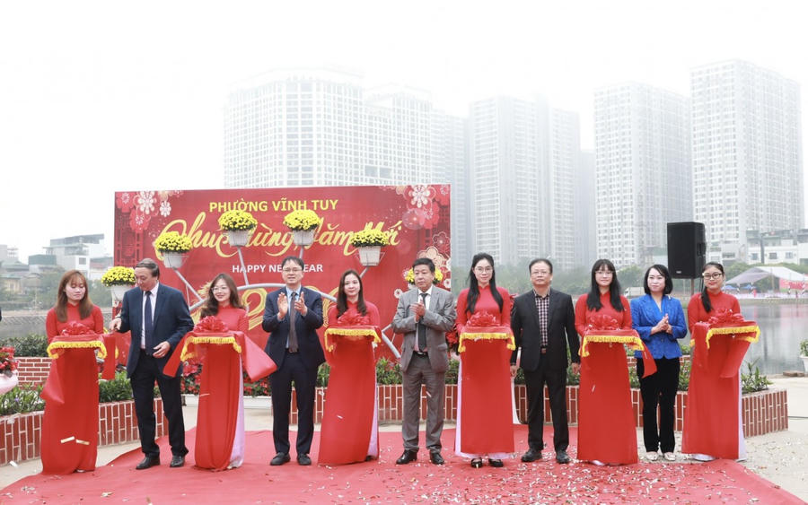 Phó Chủ tịch Thường trực UBND Thành phố Dương Đức Tuấn và các đại biểu cắt băng khánh thành giai đoạn 1 dự án "Sửa chữa, cải tạo mặt bằng, đường dạo và hệ thống thoát nước khu vực xung quanh Ao cá Bác Hồ", phường Vĩnh Tuy.