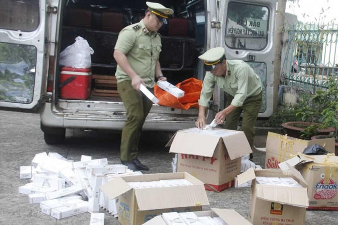 Lực lượng chức năng đang kiểm đếm số thuốc lá lậu vừa bắt giữ được.