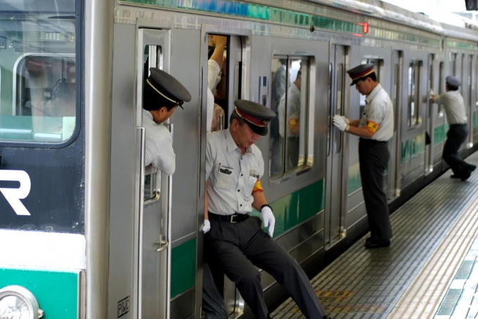 Nhân viên bảo vệ tàu điện Tokyo luôn đặc biệt vất vả vào giờ cao điểm
