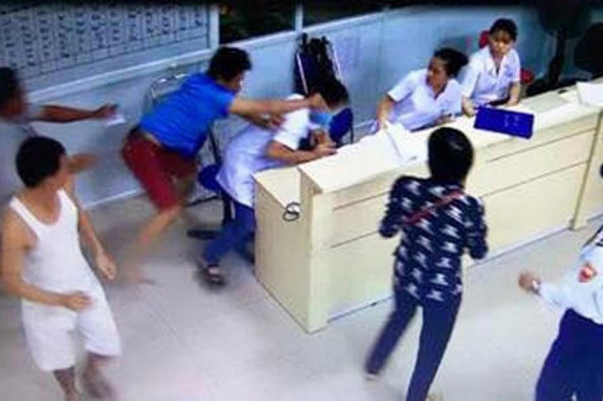 Bạo hành nhân viên y tế gia tăng và chưa có thuốc điều trị. Ảnh: laodong.vn.