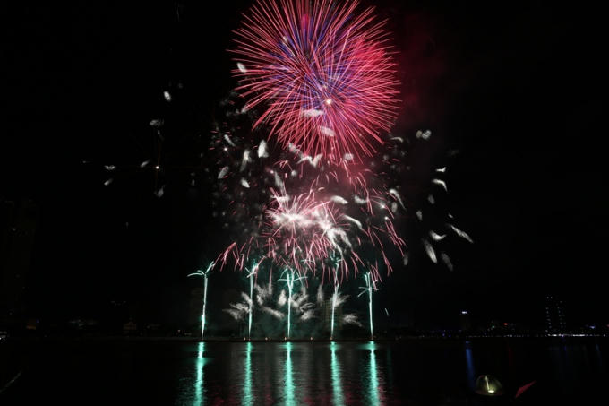 Là đội vô địch năm 2015, Howard &amp; Sons Pyrotechnichs chứng tỏ đẳng cấp của mình,