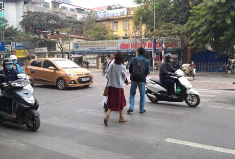 Tuy nhiên, việc sang đường tại các nhà ga xe buýt nhanh vẫn còn khó khăn và chưa an toàn khi các phương tiện cá nhân chưa có ý thức nhường đường cho người đi bộ dù đúng vạch.