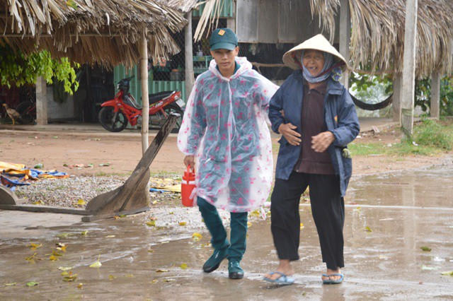 Người dân Sóc Trăng chạy bão. (Ảnh: Bạch Dương)