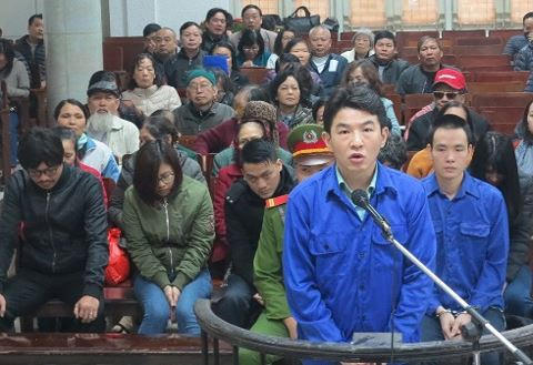 Các bị cáo trước vành móng ngựa.