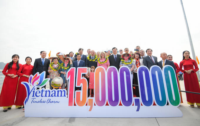 Vợ chồng ông James Kopecnec cùng gần 3.000 hành khách và thủy thủ đoàn trên chuyến tàu 5 sao Celebrity Millennium thuộc hãng tàu Royal Caribean đã cập cảng tàu khách du lịch quốc tế chuyên biệt Hạ Long.