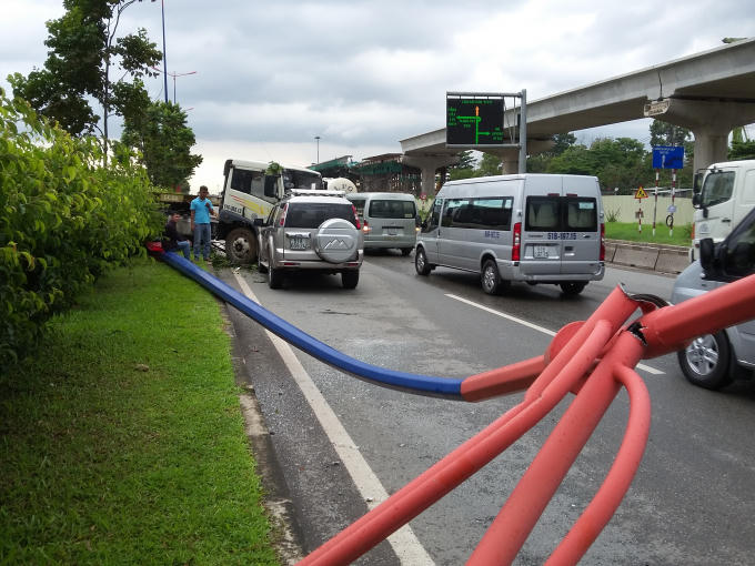Cột đèn chiếu sáng bị tông ngã.