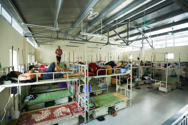 Khu nhà trọ giá rẻ của bệnh viện Việt Đức được bố trí các giường tầng trong phòng tập thể.