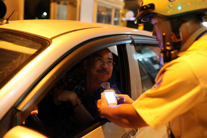 CSGT Đội Rạch Chiếc trong lần đo nồng độ cồn áp dụng công nghệ tiên tiến tại trạm thu phí Xa lộ Hà Nội.