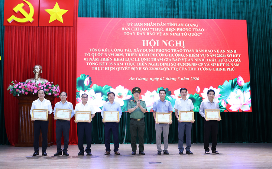 Đồng chí Đại tá Nguyễn Phong Thịnh, Phó Cục trưởng Cục Xây dựng phong trào bảo vệ An ninh Tổ quốc (Bộ Công an) trao bằng khen của Bộ Công an cho các tập thể