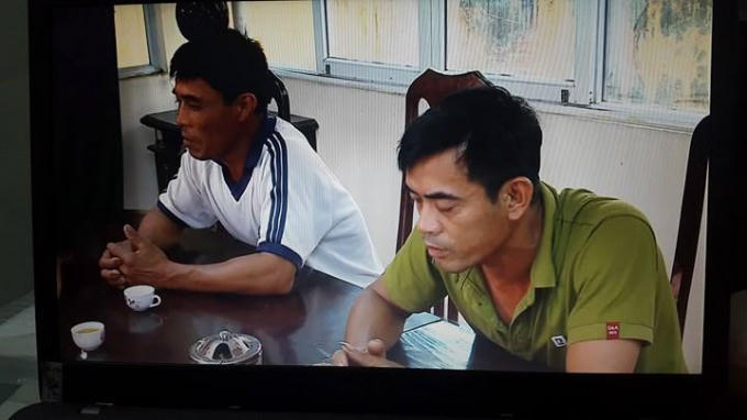 Các đối tượng khai thác cát về trụ sở công an khai báo.