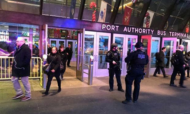 Cảnh sát New York tại hiện trường gần Quảng trường Thời đại hôm 11/12. (Ảnh: NY Post)