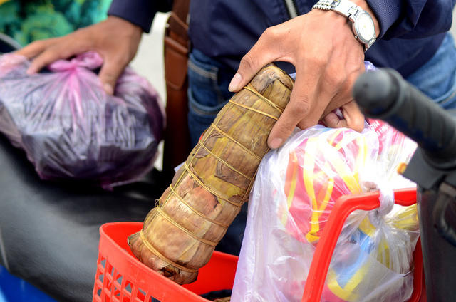 Bánh tét Hậu Giang mang thương hiệu “bánh tét nhà làm”.