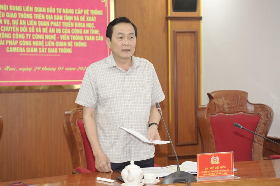 Đại tá Hồ Việt Triều - Giám đốc Công an tỉnh Cà Mau phát biểu tại cuộc họp.