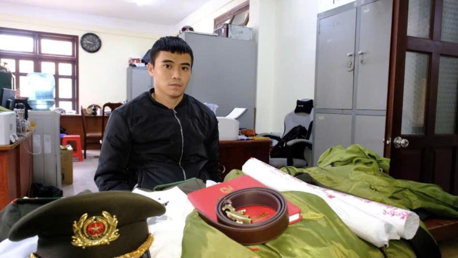 Đối tượng Nguyễn Trí Thiện và quân phục và đồ ngành giả dùng để đi lừa đảo bị công an tạm giữ. Ảnh: Báo Lâm Đồng
