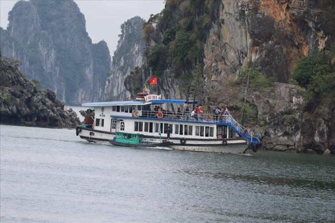 Tàu Bài Thơ 15 QN2520 để cho thuyền bán hàng rong cặp mạn ngày 27.10.2018. Ảnh: CTV.