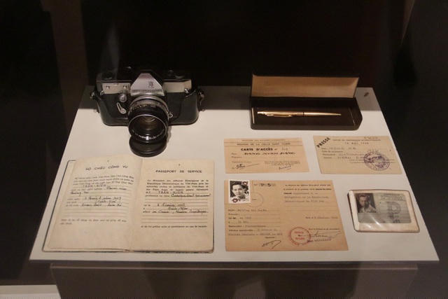 Bộ trang thiết bị tác nghiệp của các nhà bào thời điểm trước gồm máy ảnh cơ, bút, sổ ghi chép, thẻ nhà báo...