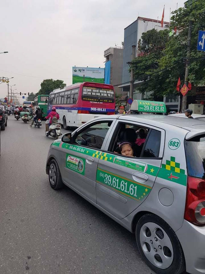 Một số gia đình phải về quê bằng taxi vì hết vé xe khách.