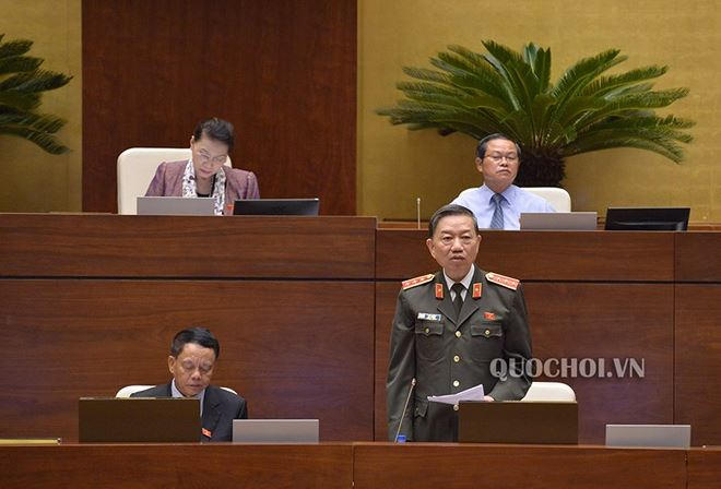 Bộ trưởng Bộ Công an Tô Lâm giải trình tại phiên họp.