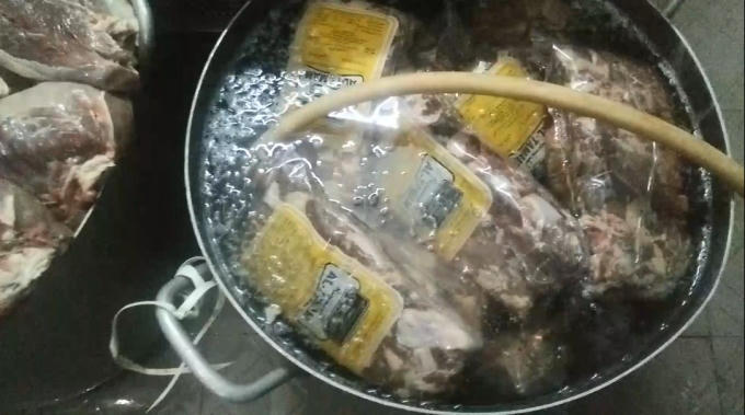 Thịt được ngâm trong dung dịch pha sẵn.