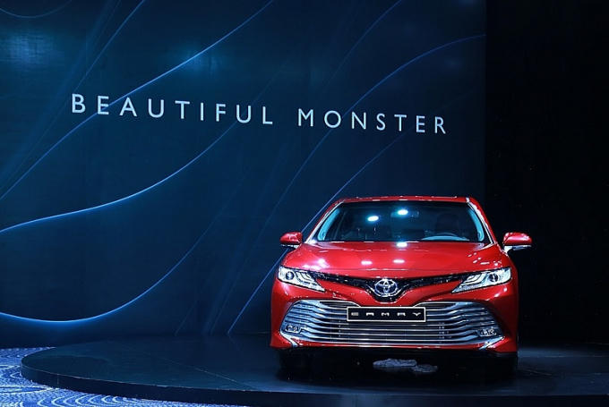 Camry thế hệ mới nhập khẩu từ Th&aacute;i Lan, thiết kế giống bản ở Mỹ, trang bị nhiều c&ocirc;ng nghệ hơn, c&oacute; 2 phi&ecirc;n bản động cơ 2.0 v&agrave; 2.5.