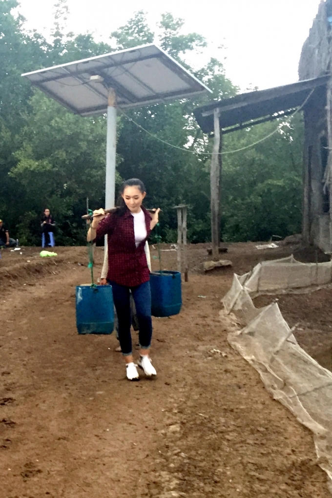 Chi Bảo bày tỏ sự thất vọng về cách lựa chọn trang phục không phù hợp trong lúc thực hiện nhiệm vụ của Thùy Linh.