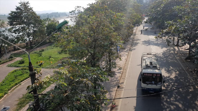 Dọc theo dòng sông Lô, phía bên thành phố đã có tuyến đường lớn thông thoáng.