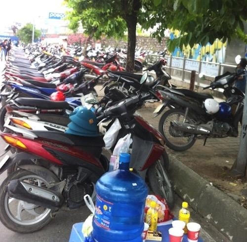 Nước uống được lãnh đạo phường Ngọc Khánh chuẩn bị miễn phí cho du khách thập phương đến tham quan vườn thú trong công viên Thủ Lệ.