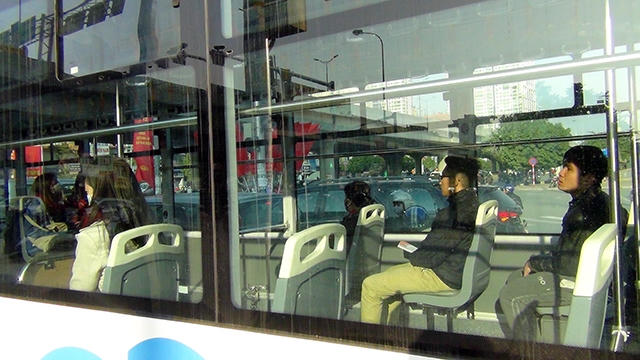 Những hành khách đi xe buýt miễn phí đầu tiên.