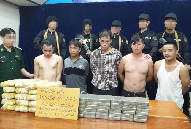 Các đối tượng cùng tang vật tại cơ quan chức năng.