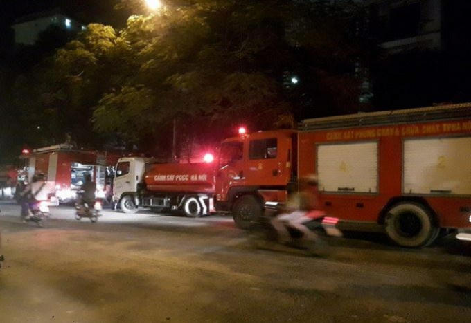 Nhiều xe cứu hỏa được điều động đến hiện trường để khống chế, dập tắt ngọn lửa.