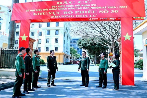 Thượng tá Cù Quốc Thắng, Ủy viên Ban Thường vụ Tỉnh ủy, Bí thư Đảng ủy, Giám đốc Công an tỉnh Ninh Bình, kiểm tra công tác chuẩn bị bầu cử tại khu vực bỏ phiếu số 30, phường Hoa Lư.