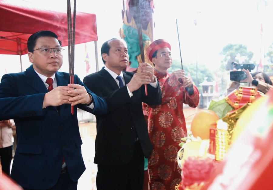 Các đại biểu và Ban tổ chức thực hiện nghi thức dâng hương tại lễ khai hội Đền Cặp Tiên.