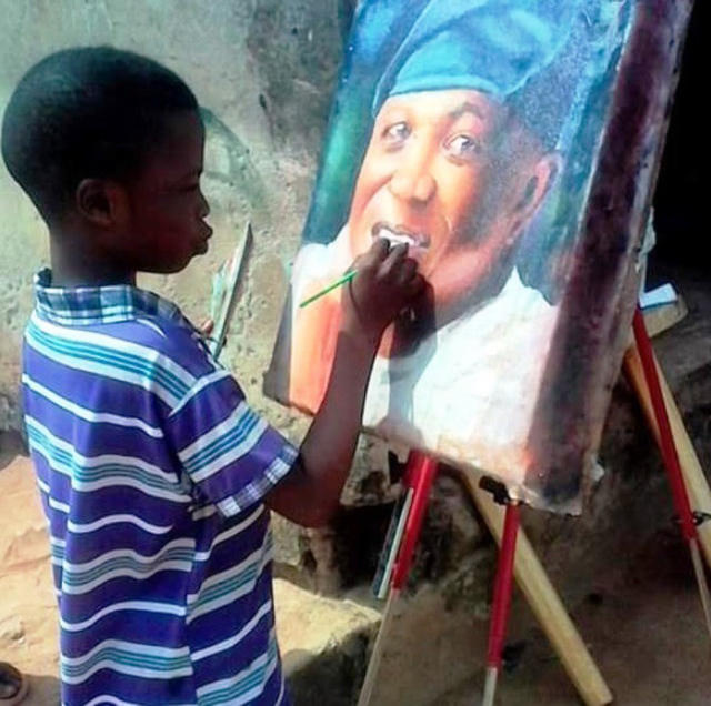 Một studio tạm bợ trong một ng&ocirc;i l&agrave;ng ngh&egrave;o kh&oacute; ở Lagos, Nigeria kh&ocirc;ng ngăn cản Waris Kareem tạo ra những bức họa h&agrave;i l&ograve;ng tất cả c&aacute;c kh&aacute;ch h&agrave;ng.&nbsp;