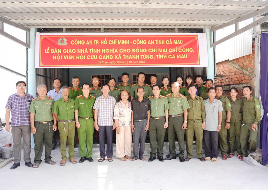 Công an tỉnh Cà Mau bàn giao nhà nghĩa tình cho gia đình ông Mai Chí Công (hội viên Hội Cựu Công an nhân dân xã Thanh Tùng).