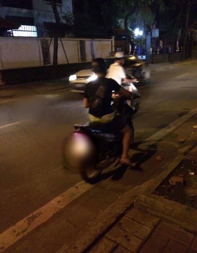 Một nam thanh niên tò mò đứng lại ngắm căn biệt thự của ông Phí Thái Bính.