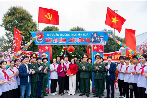 Lãnh đạo xã Yên Mô và Bộ CHQS tỉnh tham quan hội trại trong Ngày hội tòng quân.