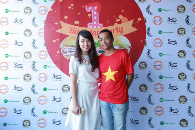 Blogger Nguyễn Ngọc Long đồng h&agrave;nh với Minh Nhật &nbsp;giới thiệu combo Chị Dậu gi&uacute;p đỡ người ngh&egrave;o.