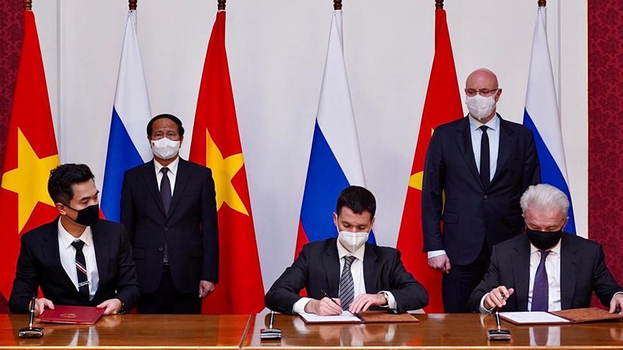 Đại diện Tập đoàn T&amp;T Group,  Quỹ Đầu tư trực tiếp Liên bang Nga và Tập đoàn Binnopharm trao biên bản ghi nhớ hợp tác về việc chuyển giao công nghệ sản xuất "chu trình đầy đủ" vắc xin Sputnik V.