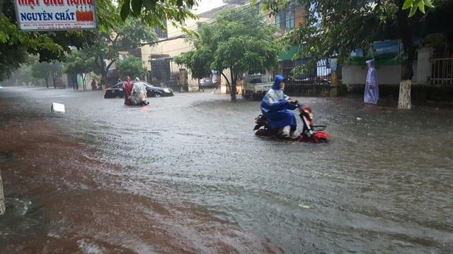 Đường bị ngập sâu khiến các phương tiện đi lại vô cùng khó khăn. Ảnh: Dân trí