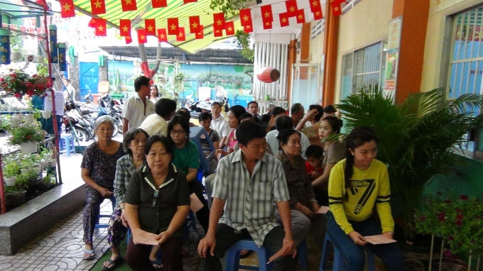 Cử tri ngồi đợi đến lượt để bỏ phiếu.