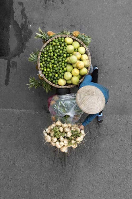 Những người bán hàng rong đã trở thành một phần cuộc sống của người dân Hà Nội.