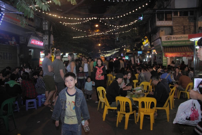 Các bàn nhậu được bày ra tận giữa lòng đường.