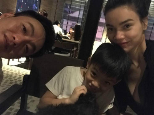 Cường Đôla đăng ảnh Hồ Hà âu yếm con trai Subeo. (Ảnh Facebook Nguyen Quoc Cuong)