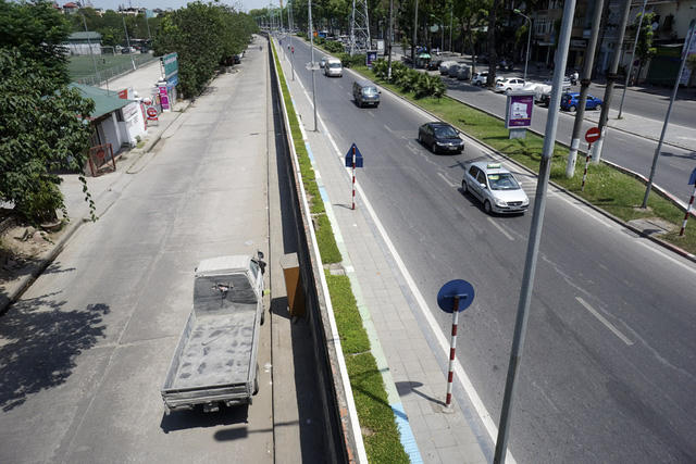 Đường Hồng H&agrave; v&agrave; đường Y&ecirc;n Phụ vắng b&oacute;ng người.