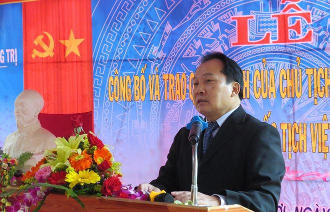 Cục trưởng Nguyễn Công Khanh chúc mừng bà con được nhập quốc tịch Việt Nam