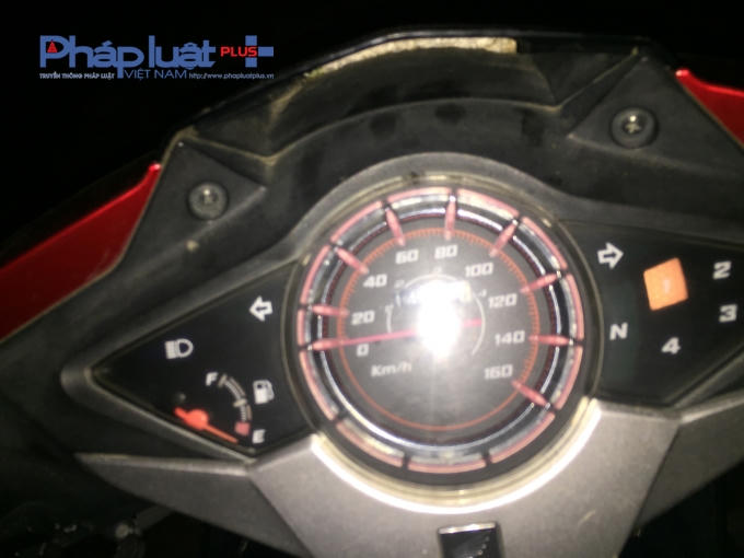 Chiếc xe máy các thầy cô di chuyển vào Hồng Ngài đều phải gài về số 1.