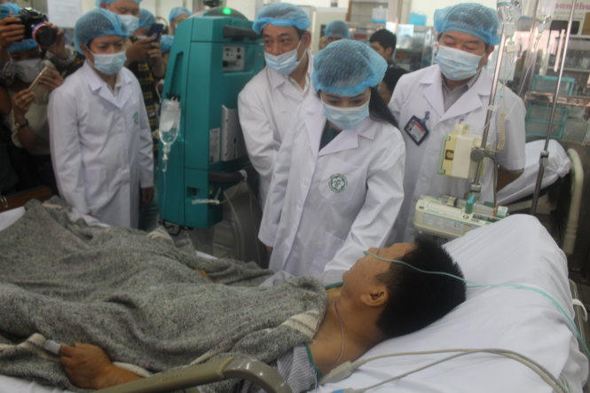 Bộ trưởng Bộ Y tế Nguyễn Thị Kim Tiến thăm hỏi sức khỏe bệnh nhân vụ tai biến chạy thận đang điều trị tại Bệnh viện Bạch Mai. (Ảnh: Chí Tuệ)