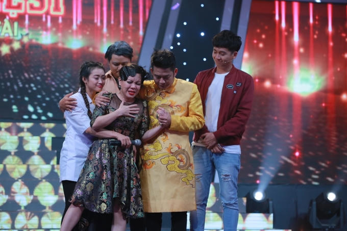 Người nghệ sĩ đa t&agrave;i: Việt Hương kh&oacute;c như mưa khi trải l&ograve;ng về người cha